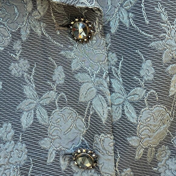 BEAUTIFUL KASPER GREY EMBROIDERED FLOWER SUIT-SKIRT SET WITH JEWELED BUTTONS - Picture 4 of 4